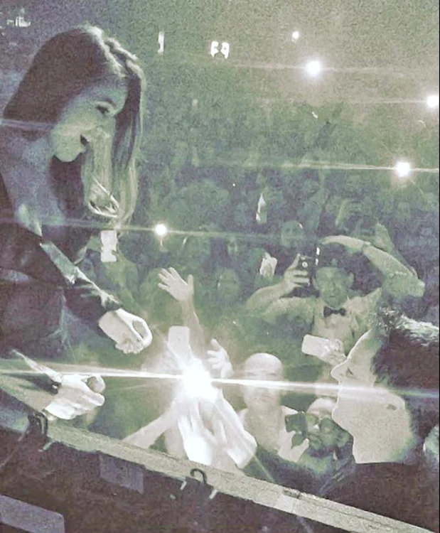 Adina Butar a primit inelul pe scenă, de la DJ-ul Markus Schutz
