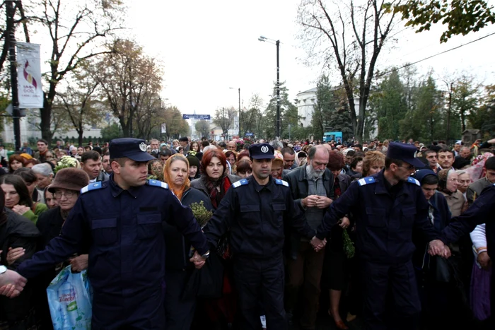 Jandarmii asigură ordinea publică la scoaterea Moaştelor Sfintei Parascheva (Foto Arhivă)