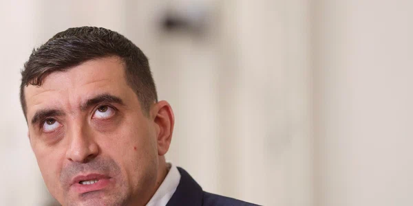 Președintele AUR, George Simion, face declarații de presă după depunerea  moțiunii de cenzură alături de PSD împotriva guvernuluii. FOTO Inquam Photos / Octav Ganea