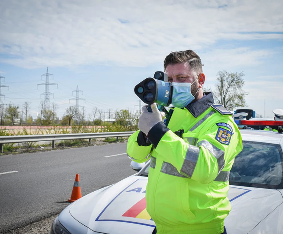 
    Polițiștii vor aplica amenzi celor care nu respectă regulileSursă foto: Arhivă Click!  