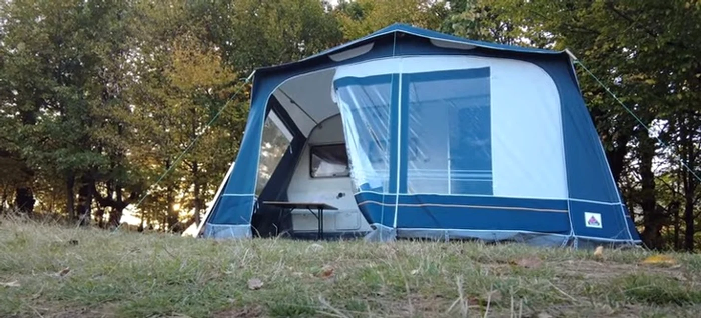 Rulota care va fi de acum încolo casa lui Alexandru Foto: Captură Youtube