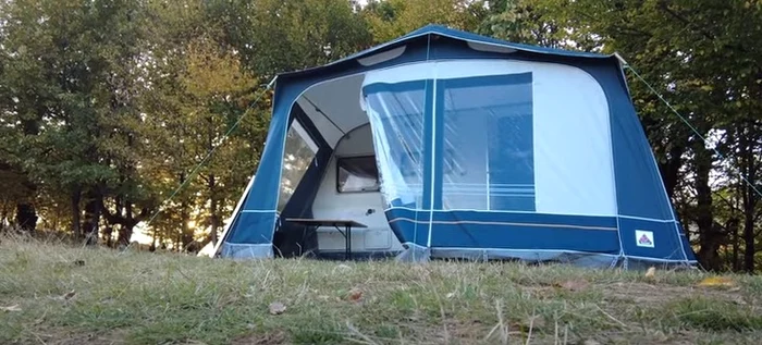Rulota care va fi de acum încolo casa lui Alexandru Foto: Captură Youtube