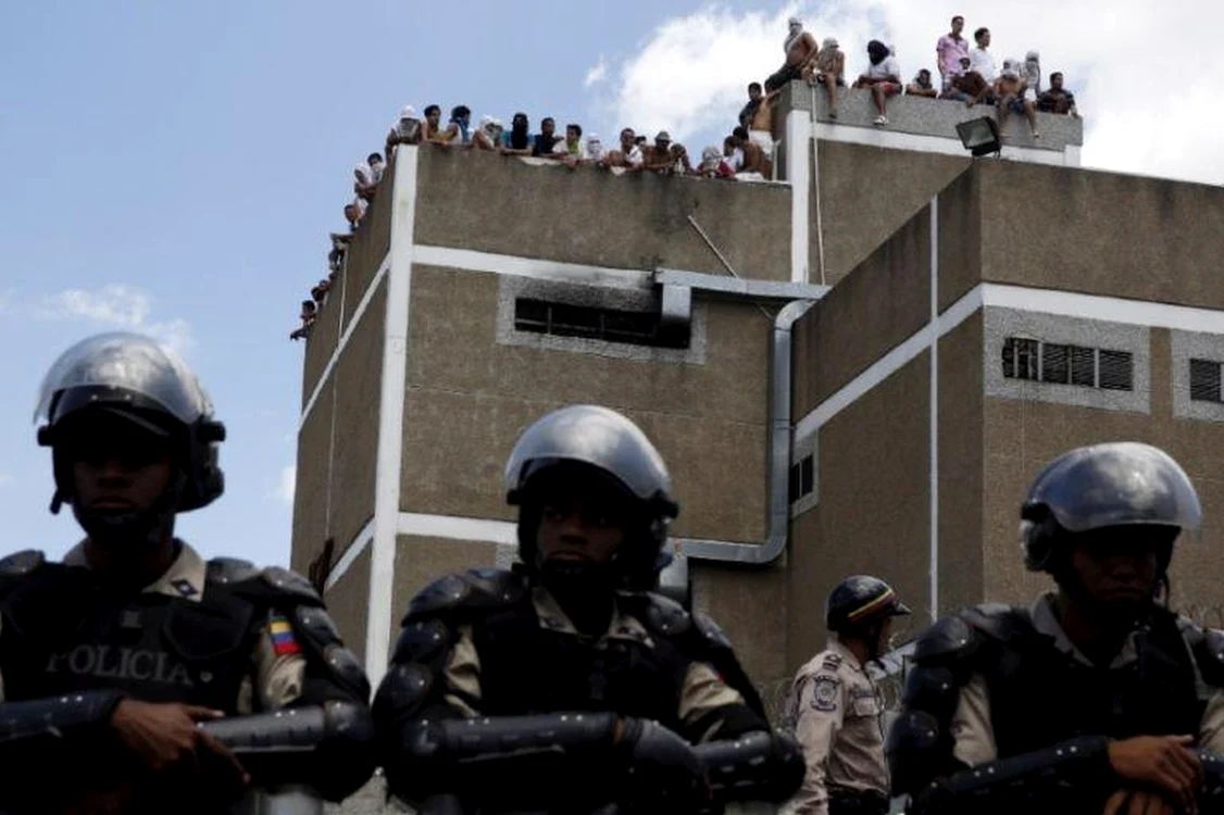 Deţinuţii au preluat controlul închisorii şi s-au urcat pe acoperiş. FOTO: Al Jazeera