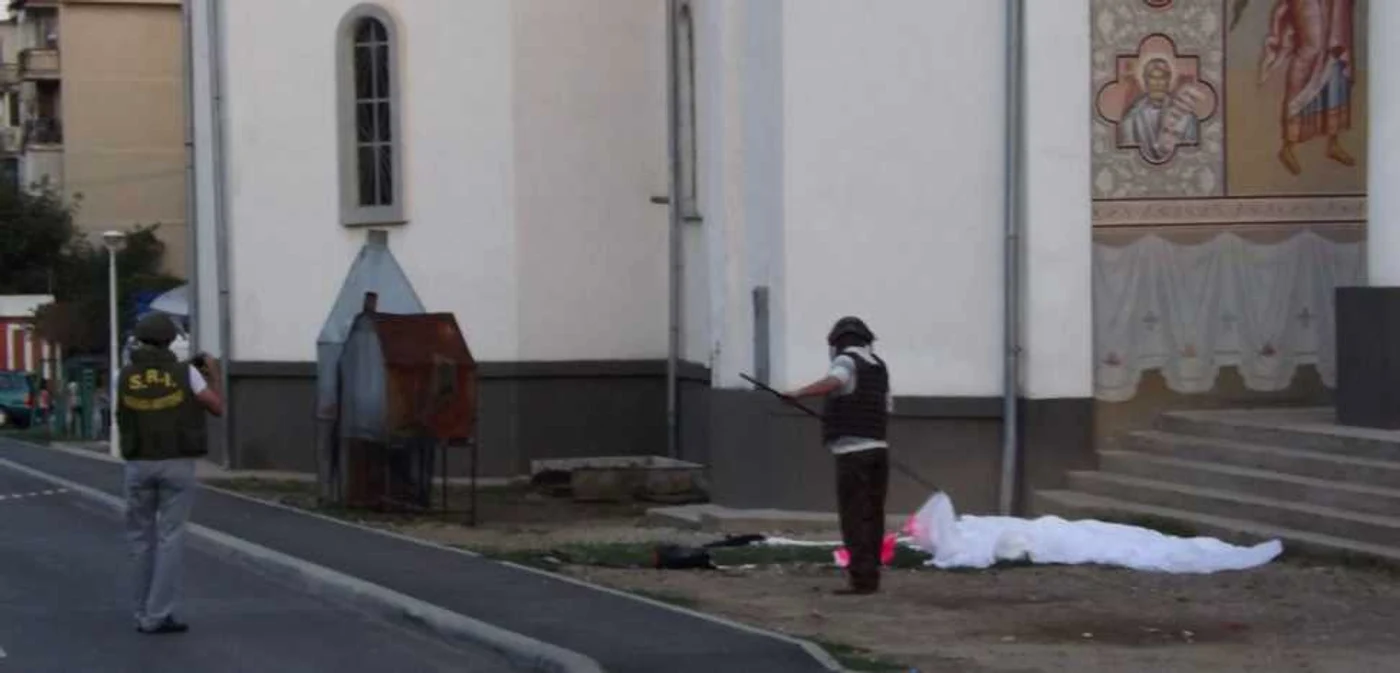 Paraşuta căzută în faţa unei biserici FOTO Corina Macavei