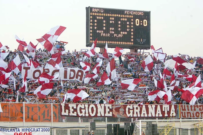 Galeria Rapidului trăieşte la maximum meciurile