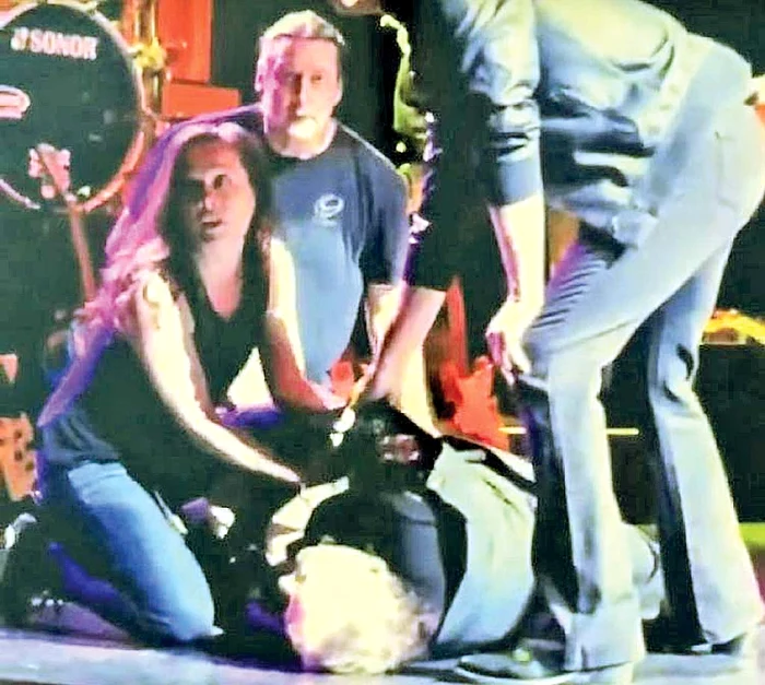 În iunie, starul a căzut pe scenă