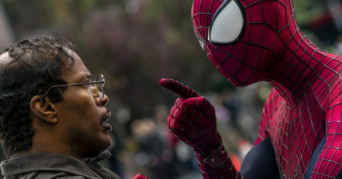 La
un an de la lupta cu Şopârla, Peter Parker (Andrew Garfield)
continuă să-şi împartă viaţa între eliminarea infractorilor şi
iubita sa, Gwen FOTO cinemagia.ro