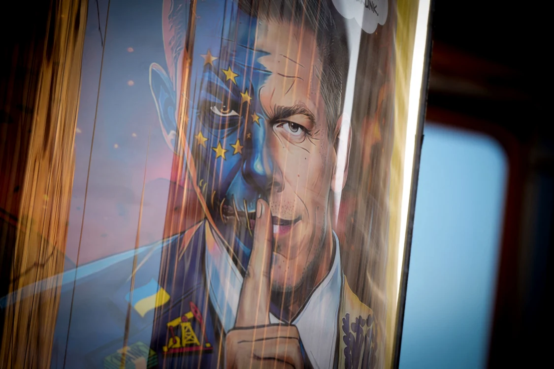 Afiș cu Péter Magyar ca un personaj Joker FOTO AFP