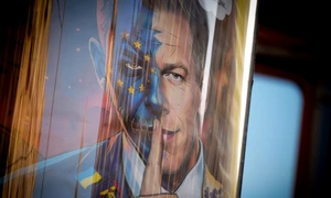 Afiș cu Péter Magyar ca un personaj Joker FOTO AFP