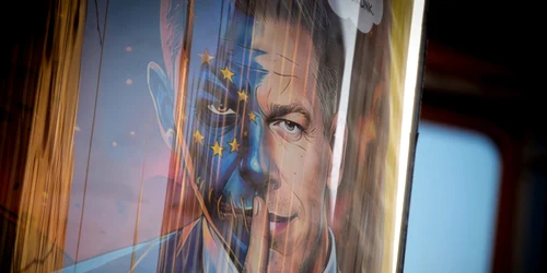 Afiș cu Péter Magyar ca un personaj Joker FOTO AFP