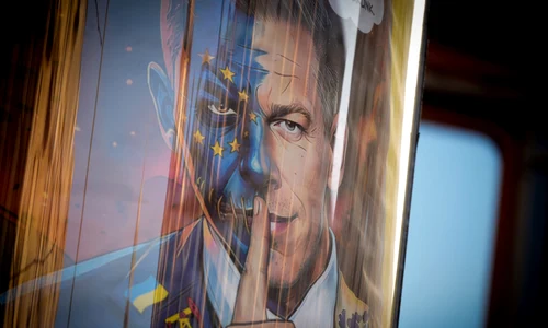 Afiș cu Péter Magyar ca un personaj Joker FOTO AFP