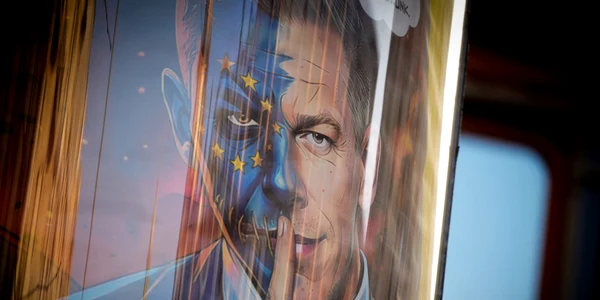 Afiș cu Péter Magyar ca un personaj Joker FOTO AFP
