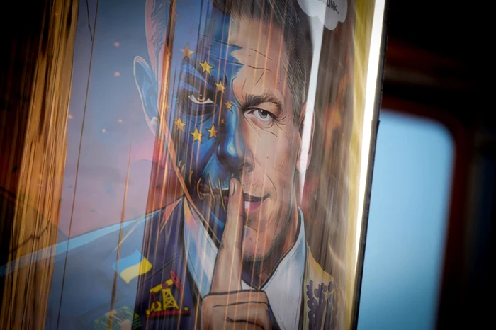 Afiș cu Péter Magyar ca un personaj Joker FOTO AFP