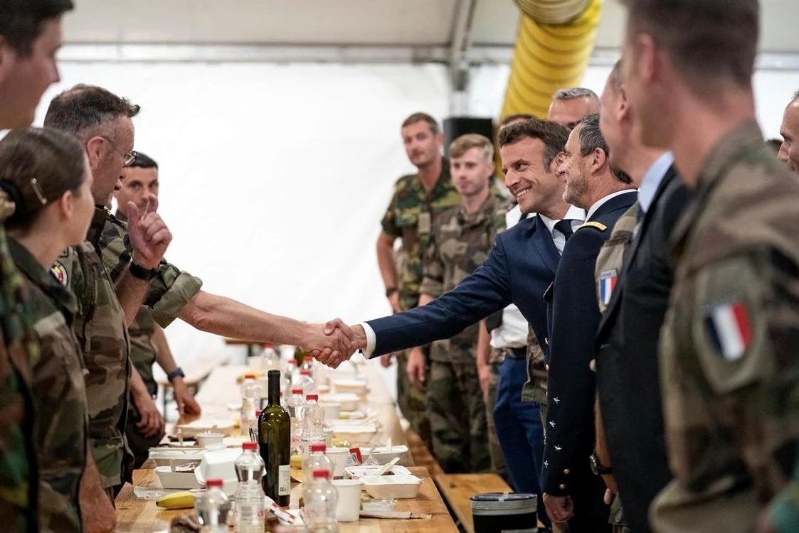 Emmanuel Macron la baza militara Mihail Kogalniceanu Klaus Iohannis cort popota soldati (23) jpg