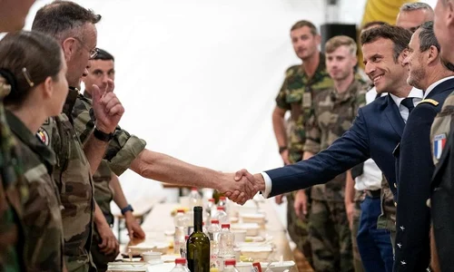 Emmanuel Macron la baza militara Mihail Kogalniceanu Klaus Iohannis cort popota soldati (23) jpg