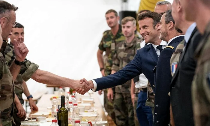Emmanuel Macron la baza militara Mihail Kogalniceanu Klaus Iohannis cort popota soldati (23) jpg