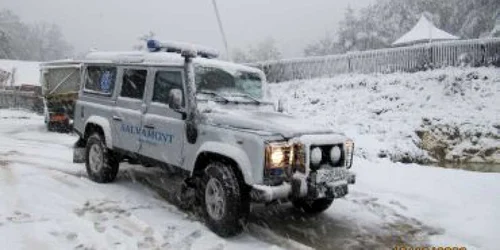 Reşiţa: Nămeţii de un metru au blocat un bărbat grav bolnav pe Semenic