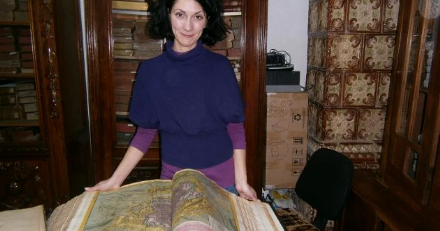 Izabela Zamfir ne arată atlasul geografic