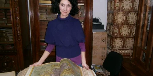 Izabela Zamfir ne arată atlasul geografic 
