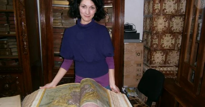 Izabela Zamfir ne arată atlasul geografic 