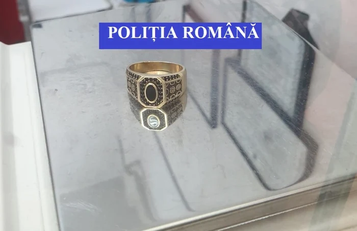 Tânărul a cumpărat cu banii obţinuţi ilegal mai multe bijuterii. Foto: IPJ Alba