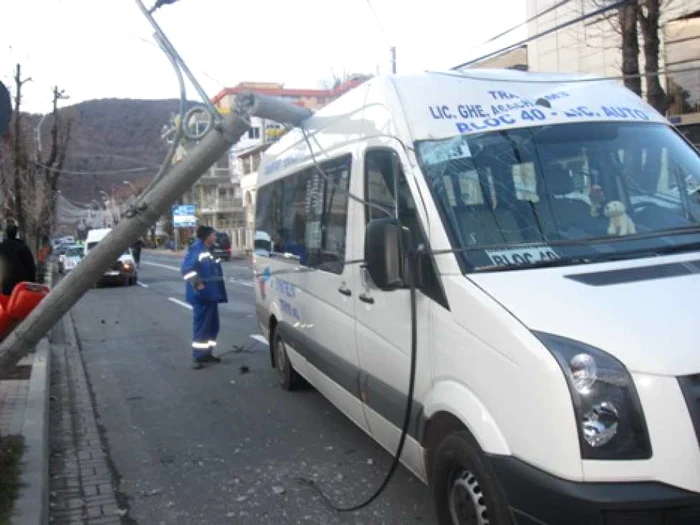 Microbuzul a fost oprit din cursă de stâlpul electric