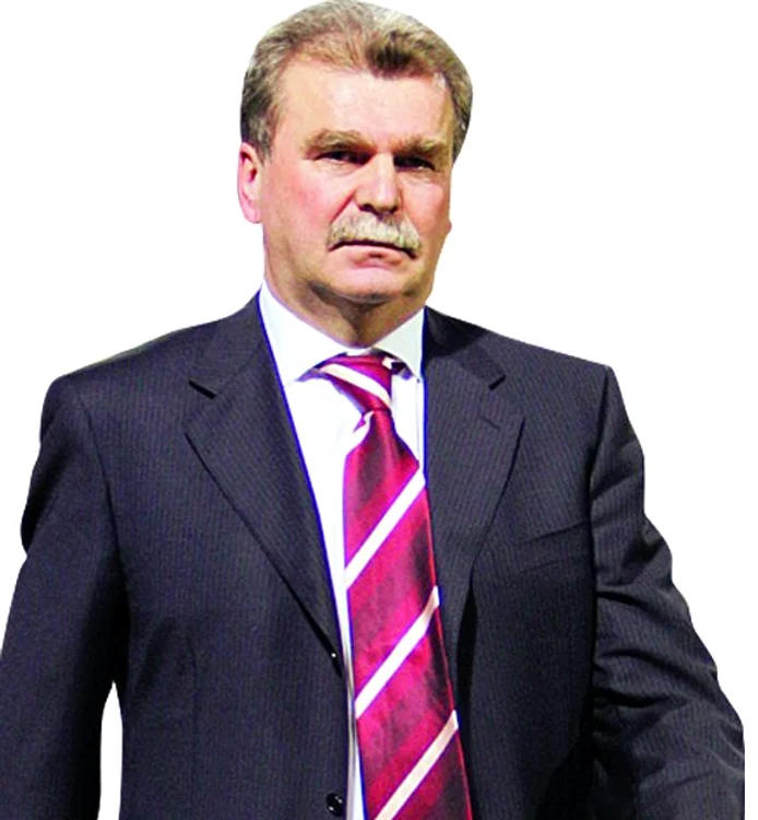 
    Copos îl acuză pe Dinu Gheorghe că face presiuni asupra arbitrilor pentru meciul cu Rapid  
