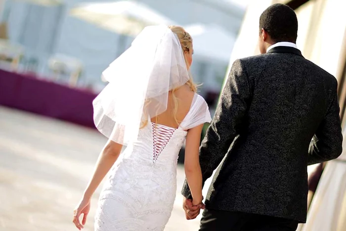 
    Te căsătoreşti cu un coleg de facultate?   