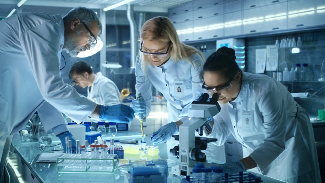 cercetatori laborator vaccin jpeg
