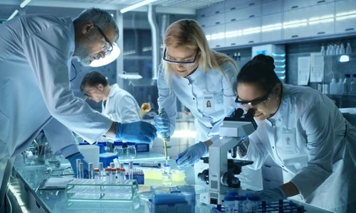 cercetatori laborator vaccin jpeg