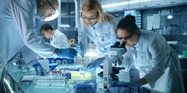 cercetatori laborator vaccin jpeg