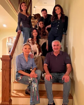 Fosta Împărăteasă Farah Diba Pahlavi a Iranului cu fiul său, Prințul Reza, nora Yasmine și nepoatele Farah, Noor și Iman Pahlavi. FOTO: Instagram