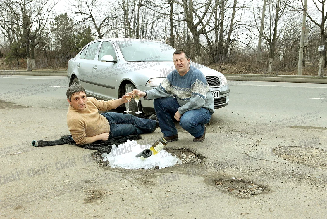 
    Frapieră Am ciocnit un şpriţ  la groapa care ne-a  servit drept frapieră (Fotografii: Dorin Constanda/ Florin Şuler)  