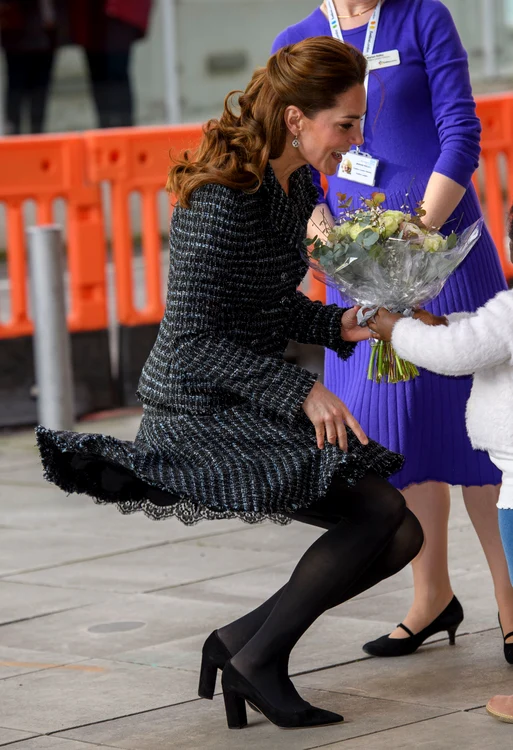 Kate Middleton a făcut față cu brio provocării de a se apleca atunci când un copil i-a oferit un buchet de flori
