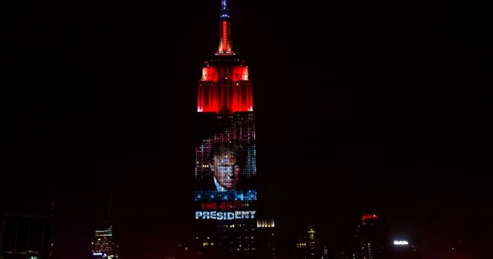 Rezultatele alegerile prezidenţiale 2016 şi imaginea lui Donald Trump câştigător sunt proiectate pe Empire State Building la New York Statele Unite FOTO Guliver / Splash News / Zuma Press / Bryan Smith