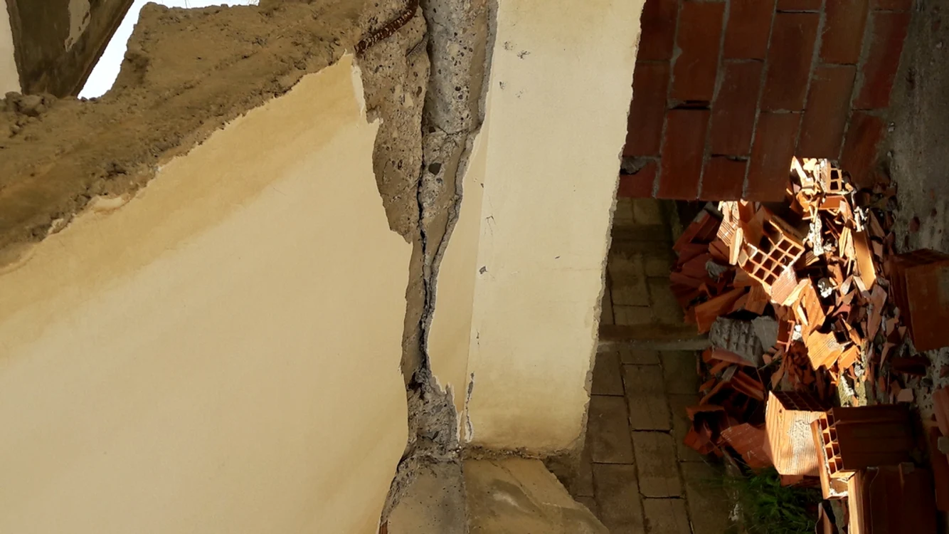 Zidul a crăpat din cauya cutremurului