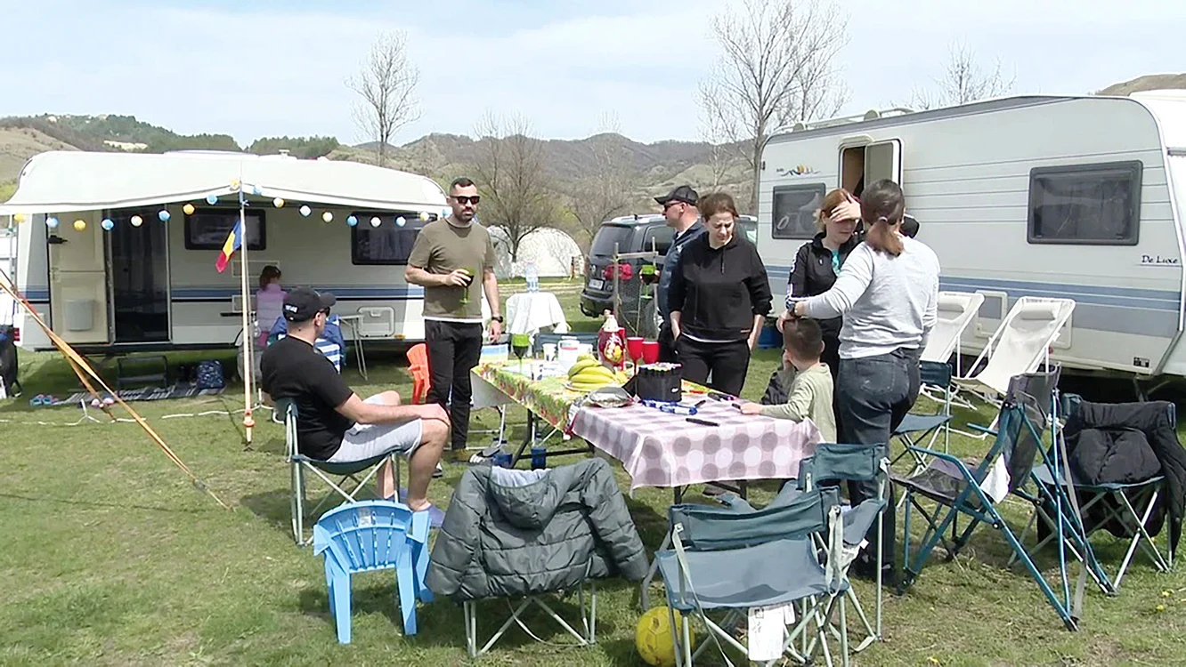 Trei familii de bucureşteni au sărbătorit în camping. Foto: Iulian Bunilă