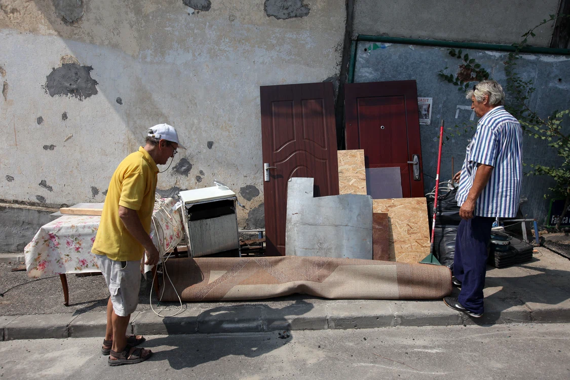 Și alte familii de chiriași au scos pe stradă acareturile