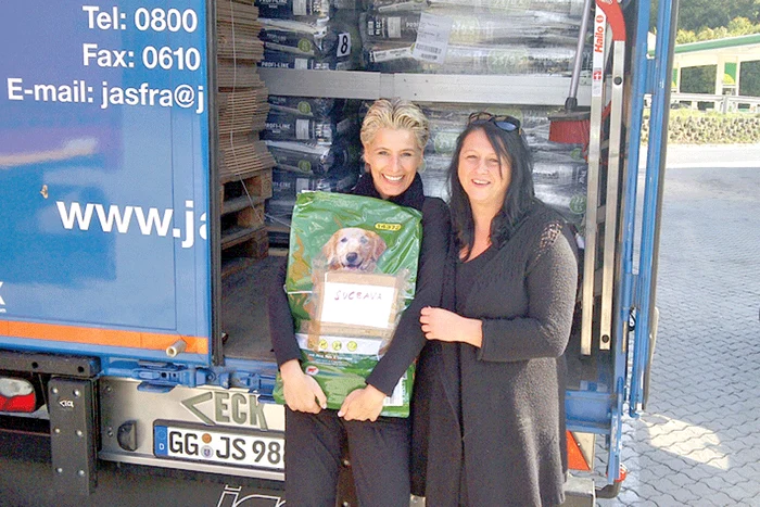 Blonda Tamara Raab  este şoferiţa care a adus tirul  cu marfă în România