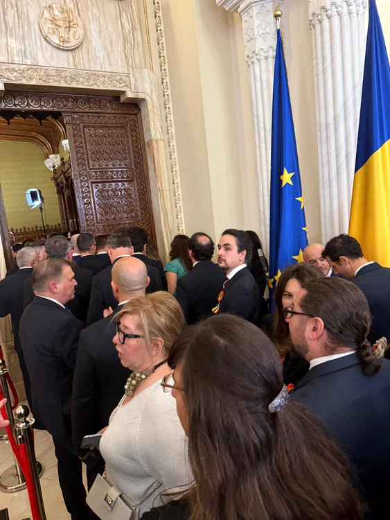  Coadă la fotografiat cu președintele. FOTO Adevărul