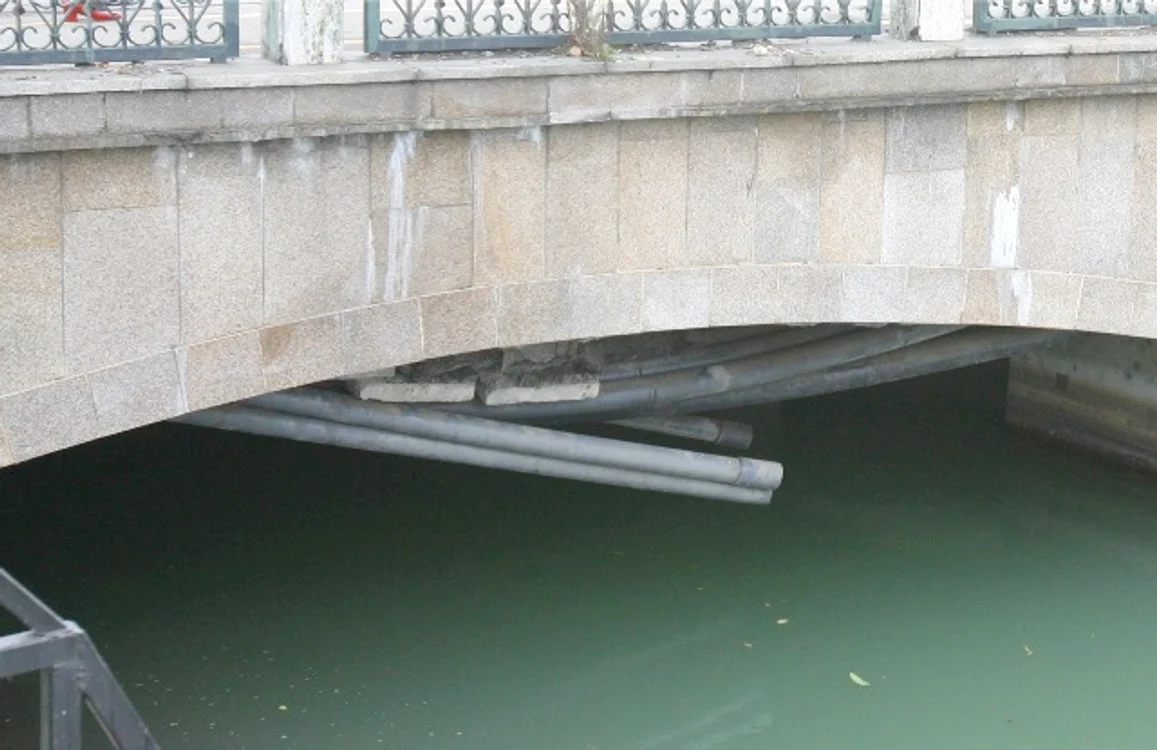 Panourile de beton au început să cadă în Dâmboviţa