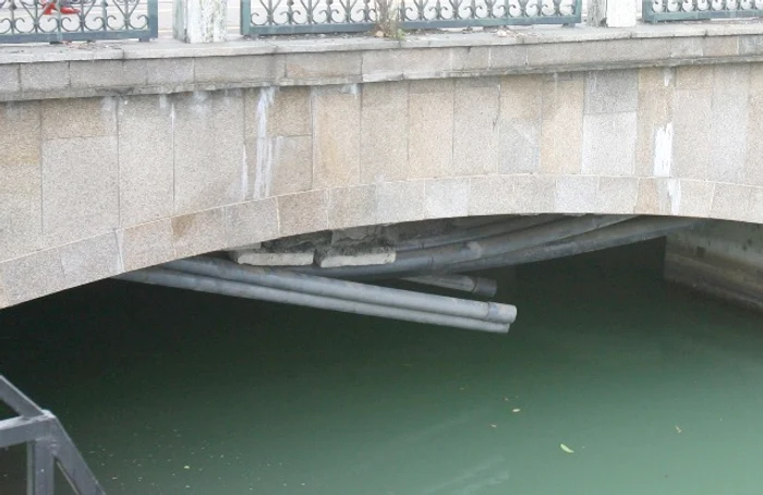 
    Panourile de beton au început să cadă în Dâmboviţa  