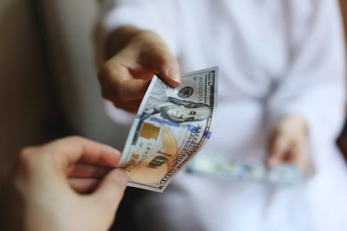 Gemenii au datorii faţă de amiciFoto: Click!