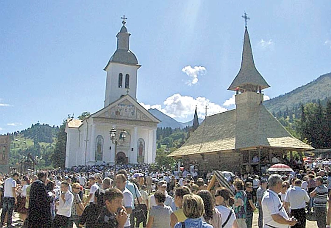 Mănăstirea Moisei. 30.000 de oameni se află aici, de Sfânta Maria. Despre icoana de la mănăstire, o copie a unei picturi de la Muntele Athos, există mărturii că ar fi vindecat mai multe persoane grav bolnave.