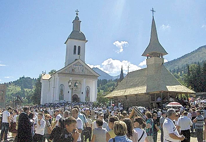 Mănăstirea Moisei. 30.000 de oameni se află aici, de Sfânta Maria. Despre icoana de la mănăstire, o copie a unei picturi de la Muntele Athos, există mărturii că ar fi vindecat mai multe persoane grav bolnave.