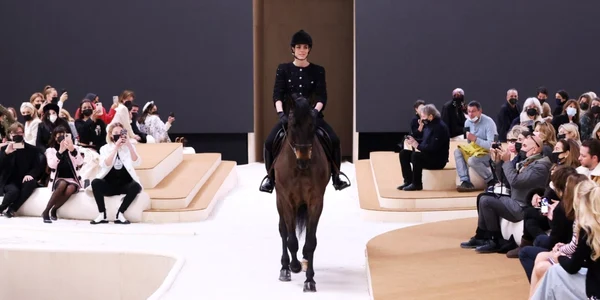 printesa calare la o prezentare de moda chanel - YouTube