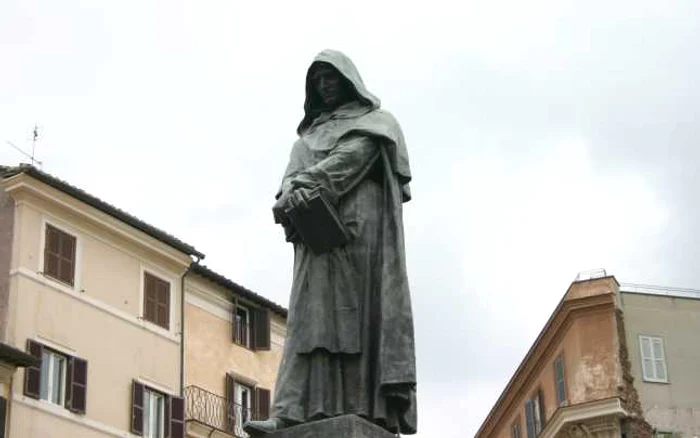 Statuia lui Giordano Bruno din „Piaţa Florilor“ din Roma. FOTO Wikimedia