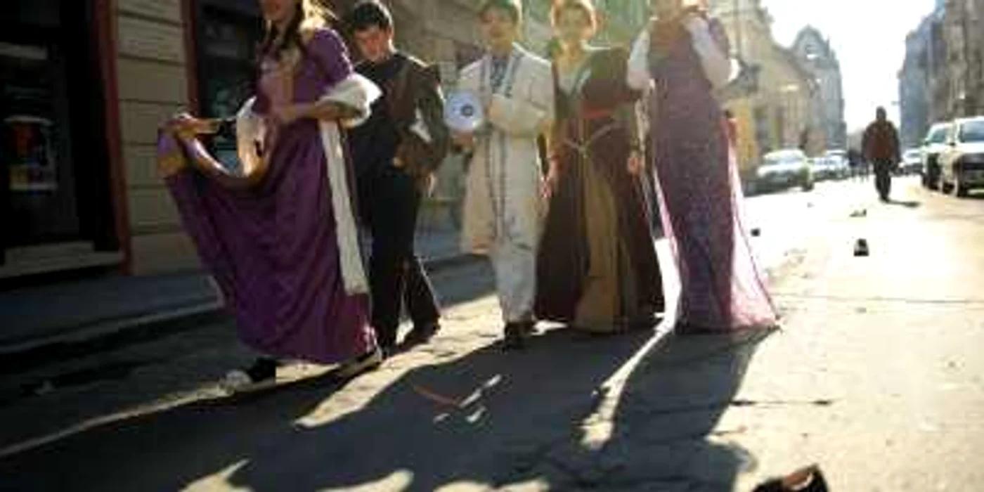 Tineri îmbrăcați în costume de epocă au participat la sărbătoarea străzii Pacha