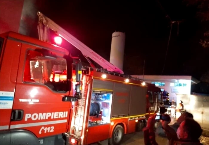 Pompierii și polițiștii înceracă să stabilească ce a declanșat incendiul de la Institutul Matei BalșFoto: Mediafax