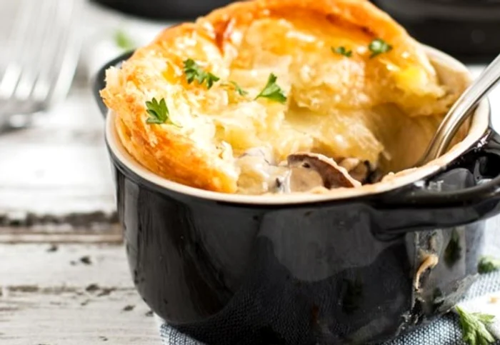 Trebuie să încerci această reţetă de plăcintă cu pui şi ciuperci!clickpoftabuna.ro